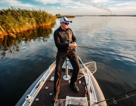 Homem pescando em barco em rio