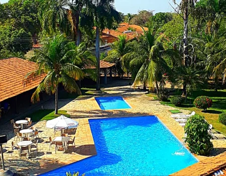 Pousada com piscina em dia ensolarado