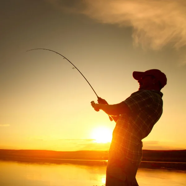 Homem pescando ao por do sol